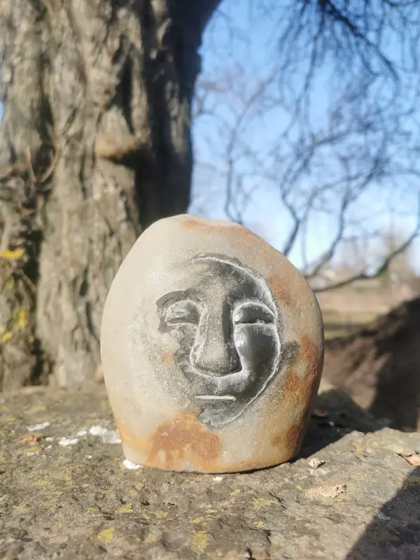 Skulptur Ansikte, orsten av Karin Nilsdotter