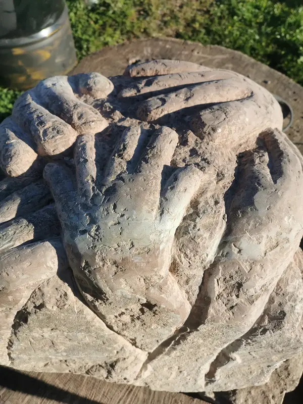 Skulptur Händer, kalksten. Med på utställningen "Urkraft" 2025 i Lilla Hult av Karin Nilsdotter