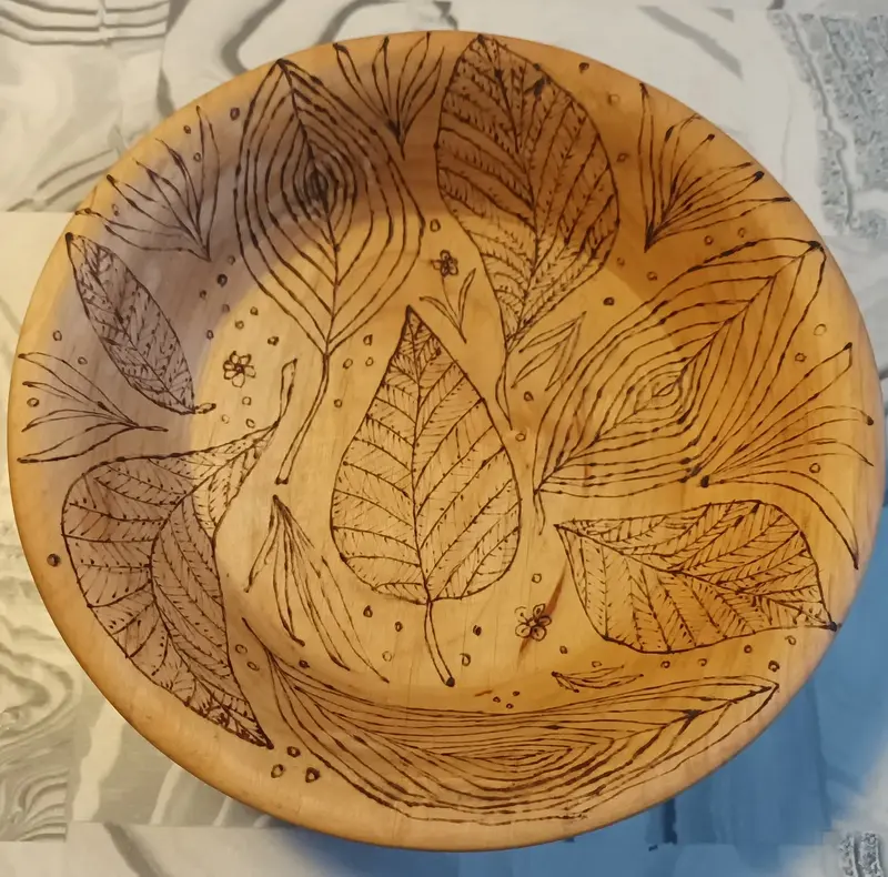 Svarvad skål, dekorerad med brännpenna av Jenny Hedlund