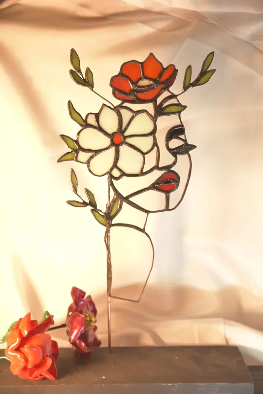 Lady with flowers av Pernilla Delcomyn