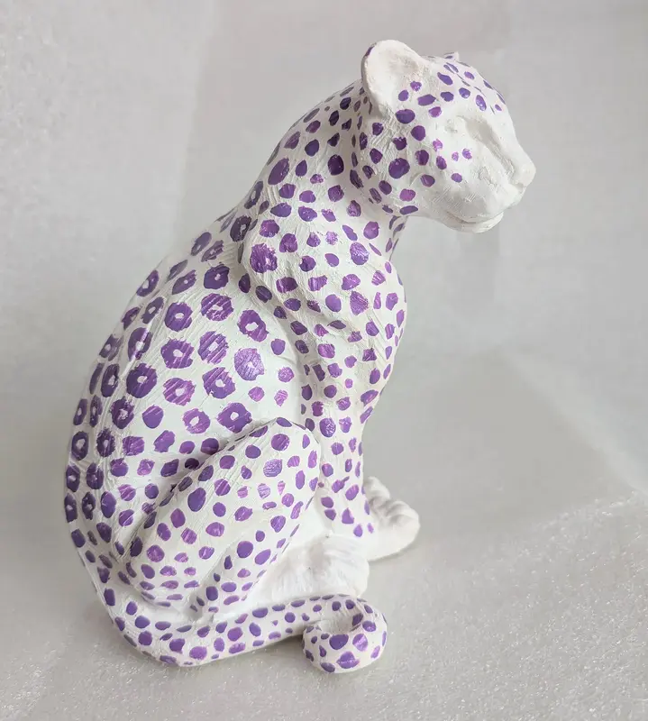 Skulptur Jaguar-purple dots av Sara Stenlund Skulptur