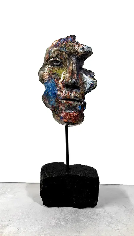 Skulptur Raku-ansikte 3 av Helena Henriksdotter