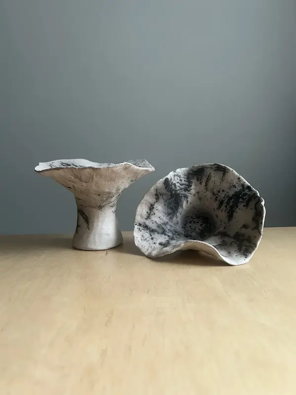 Skulptur Wave vase av Beti Velkoska DDBC Keramik