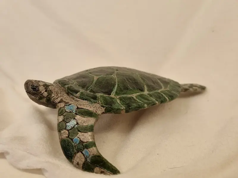 Skulptur Sköldpadda Raku av PERNILLA Löfkvist