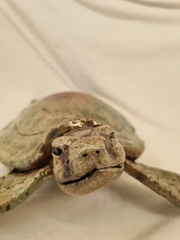 Skulptur Havsköldpadda Raku av PERNILLA Löfkvist