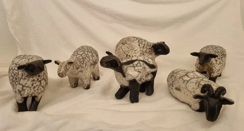 Skulptur Får Raku av PERNILLA Löfkvist