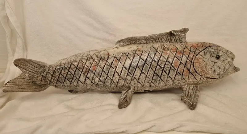 Skulptur Koi fisk Raku av PERNILLA Löfkvist