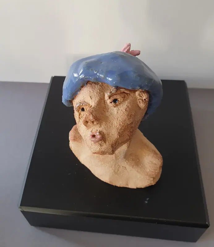 Skulptur Pojken med blå basker av Anita Paulsson