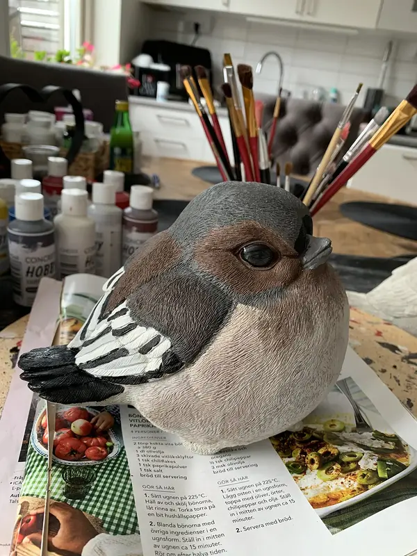 Skulptur Bofink i betong av Jeanette Lindstammer