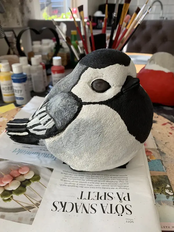 Skulptur Sädesärla i betong av Jeanette Lindstammer