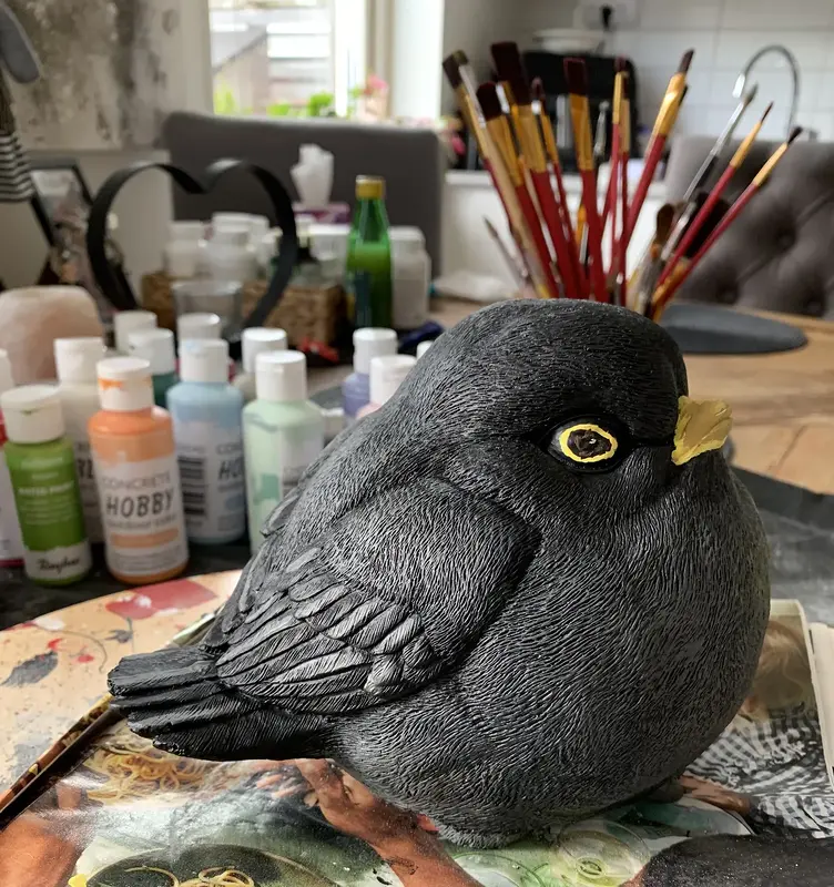 Skulptur Koltrast i betong av Jeanette Lindstammer