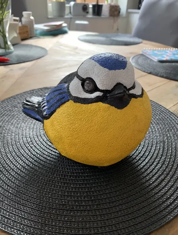 Skulptur Blåmes i betong av Jeanette Lindstammer