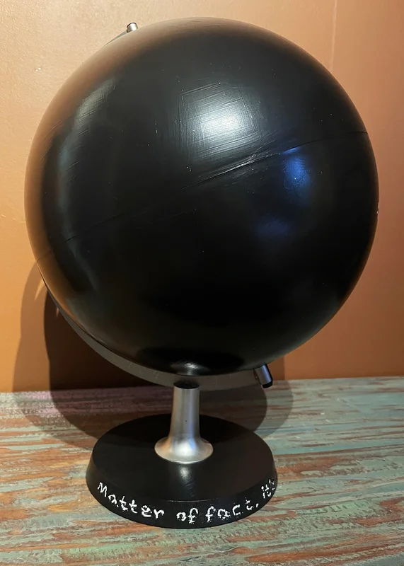 Skulptur Dark Side Of The Moon (Matter Of Fact…) av Niklas ”Pix” Bodin