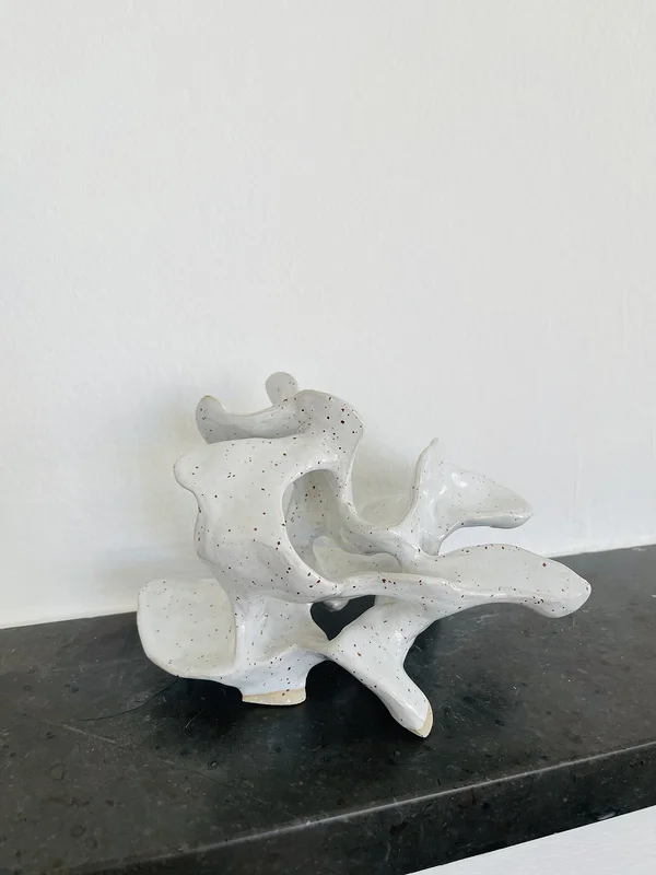 Skulptur Vit av Olivia Hansen