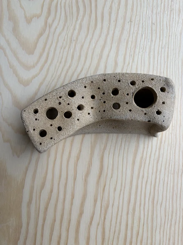 Skulptur Prickar och hål av Beti Velkoska DDBC Keramik