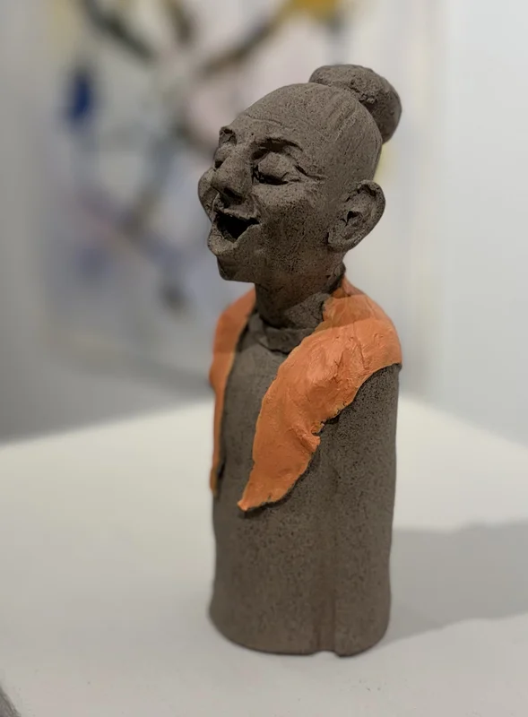 Skulptur Toner av kristall - kvinna i orange sjal av Helene Engström  Akvareller