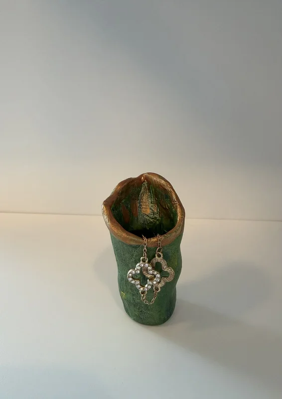 Akrylmålning Forest Relic Tall Vessel av Maria S