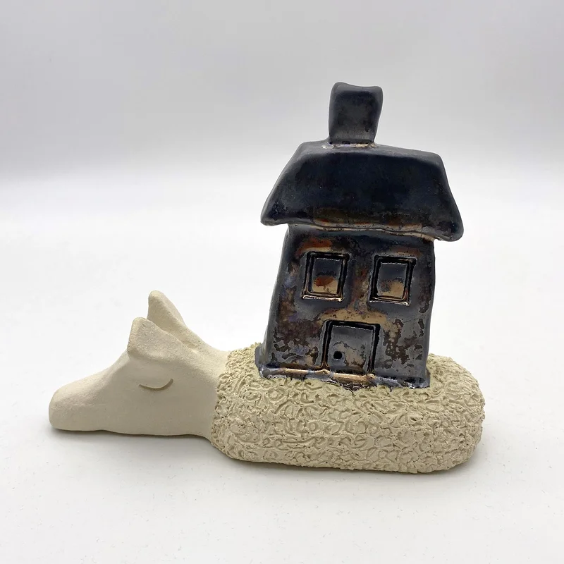 Skulptur Vilodjur (nummer 25) "I mitt hem kan jag vila, därför har jag huset med mig". av Daniel Holking
