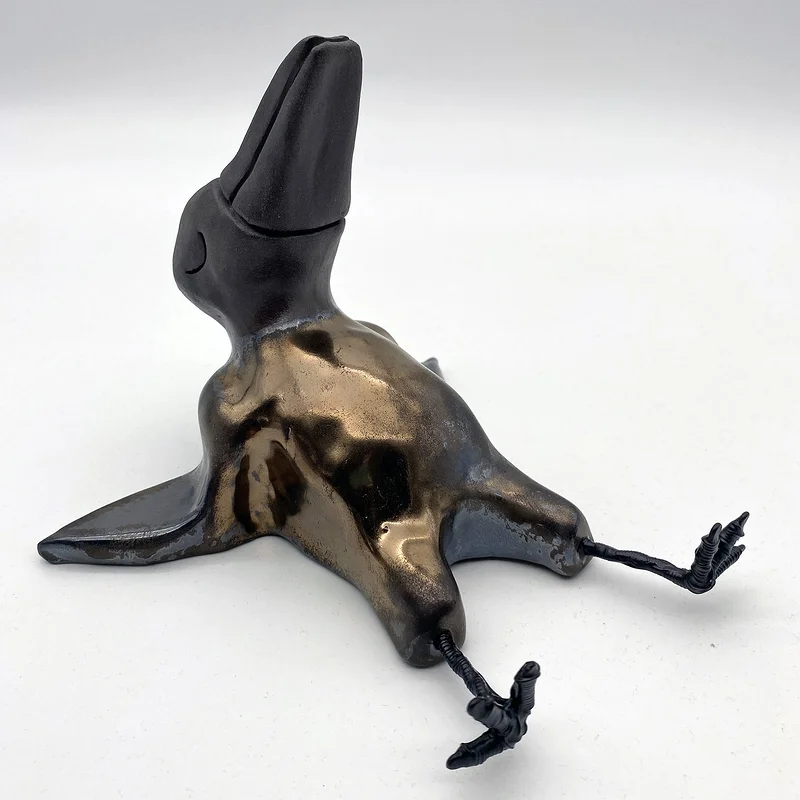 Skulptur Vilodjur (nummer 80) "Ny lycradräkt för träning på. Men först: jordgubbar och vila" av Daniel Holking
