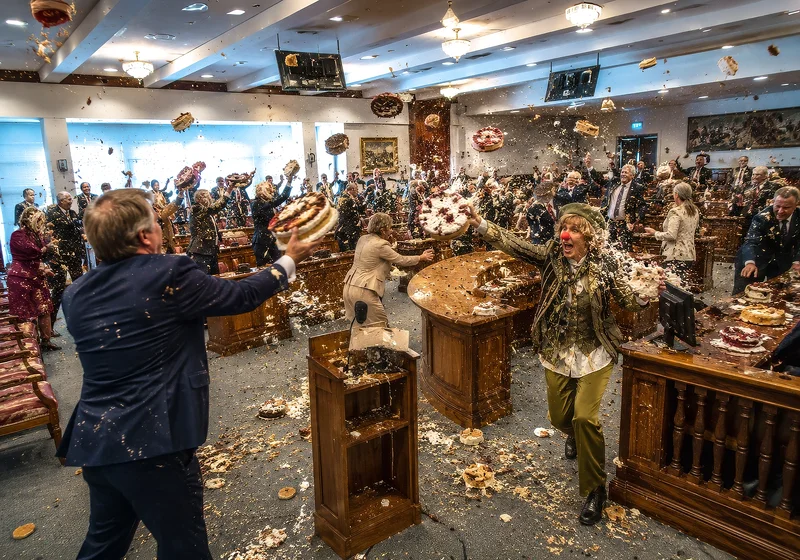 Bedlam at the City Hall a political farce - Kalabalik i Rådhuset en politisk fars av Jörgen Thornberg