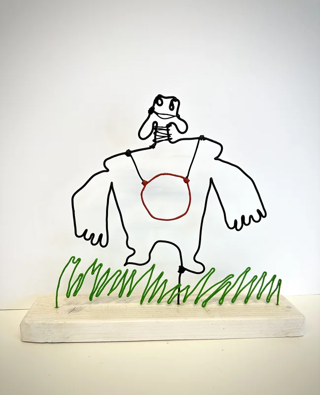 Skulptur Gubbe med grönt gräs av Sven Teglund