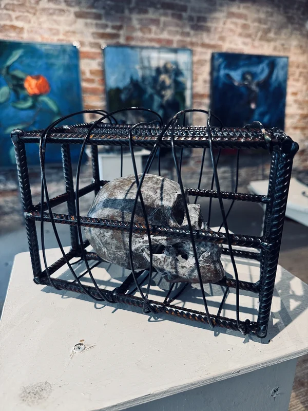 Skulptur Döden. Fängslad. av Per Kornhall