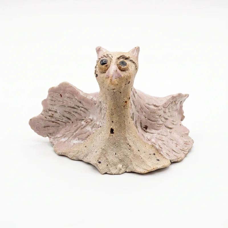 Keramikfigur: Hybridängel (katt/uggla) av Malin Strandvall
