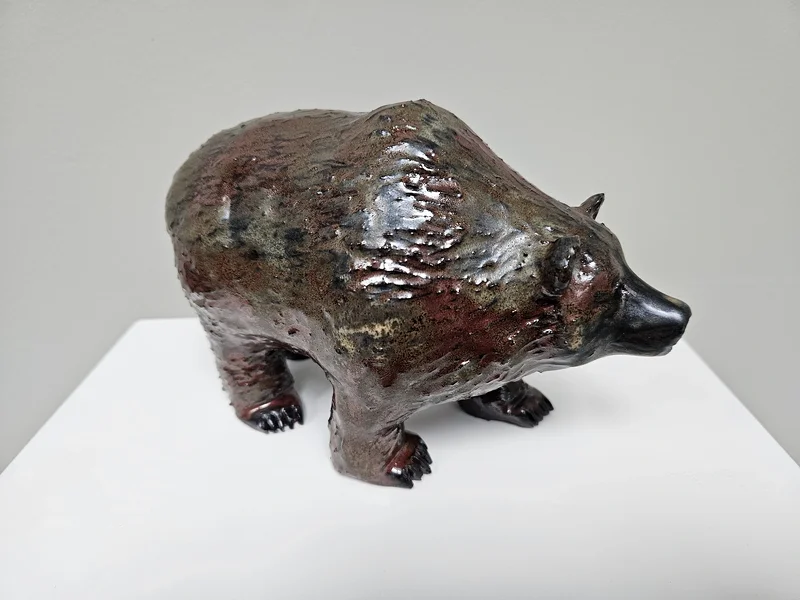 Skulptur Rödbrunbjörn av Lergaraget Susanna Sjödin