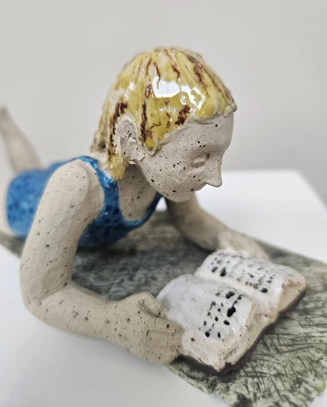 Skulptur Sommarläsning av Lergaraget Susanna Sjödin