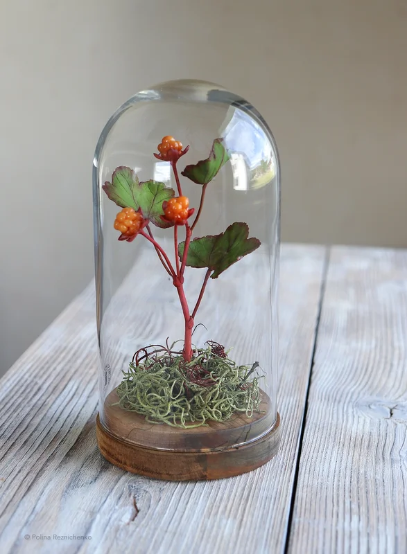 Skulptur The cloudberry arrangement in a glass cloche. av Polina Reznichenko