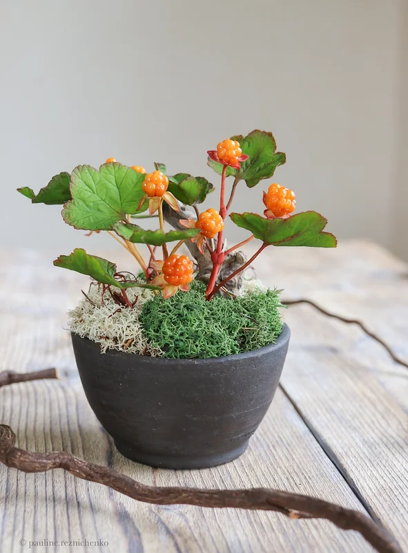 Skulptur The cloudberry arrangement in a ceramic bowl av Polina Reznichenko