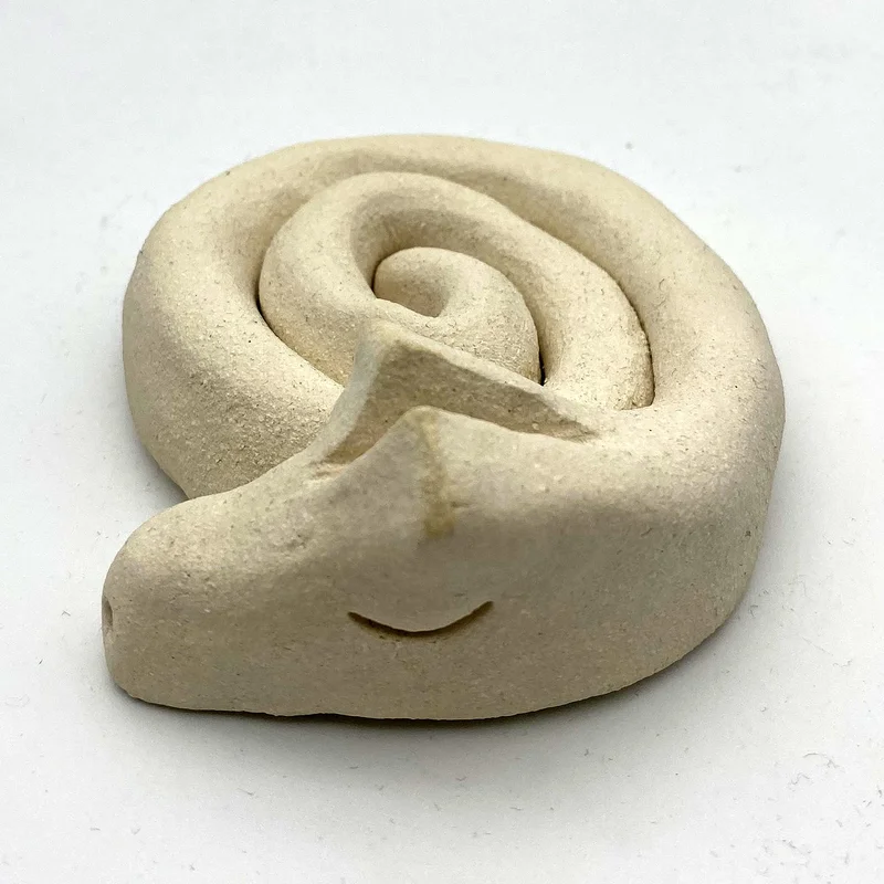 Skulptur Vilodjur (nummer 34) "Vila som orm/vara kanelbulle. Vilsamt!". av Daniel Holking