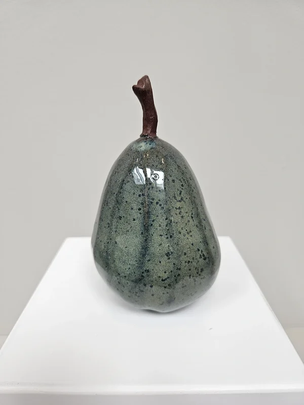 Skulptur Päron nr 2 av Lergaraget Susanna Sjödin