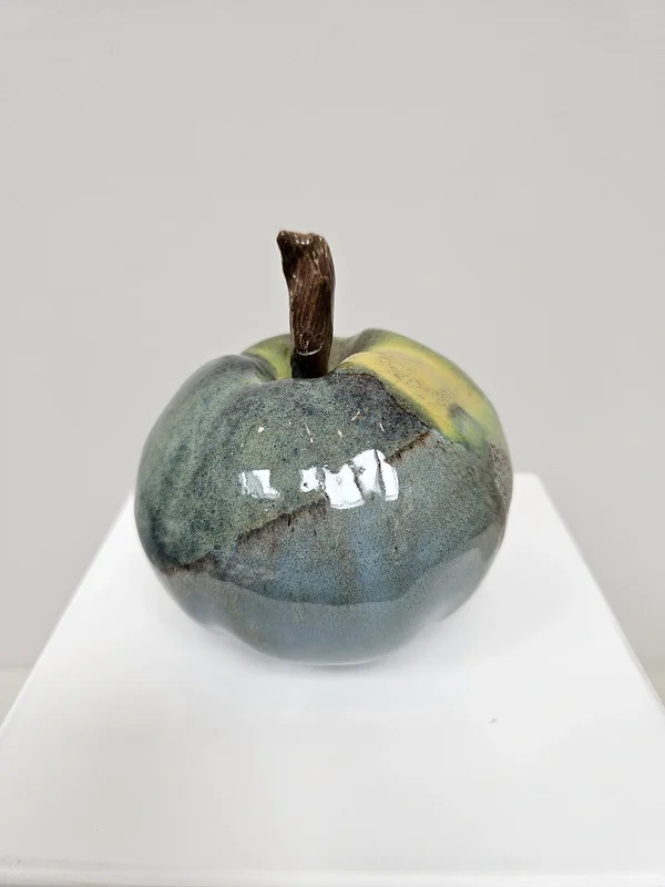 Skulptur Blågrönt äpple av Lergaraget Susanna Sjödin