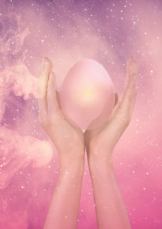 Cosmic Egg av Caroline Yazi