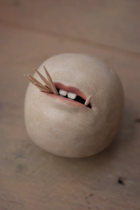 Skulptur Pick me av Jacqueline Hellmann