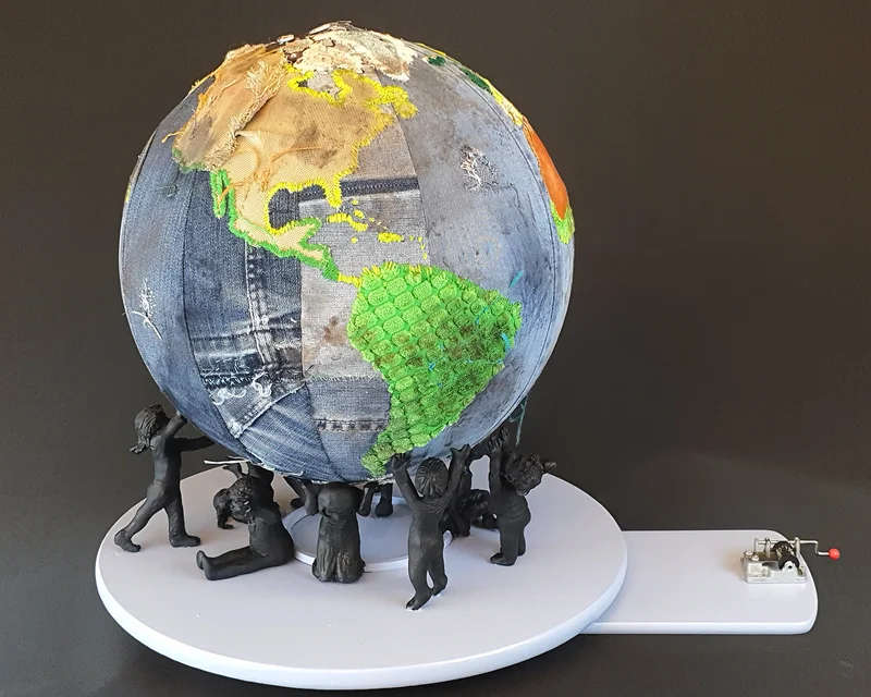 Skulptur What a *** world av Angelika Ann Kammerer