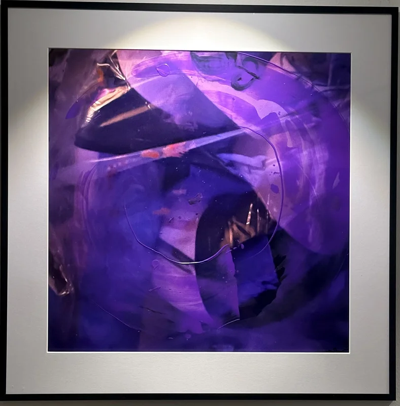 Akrylmålning Plastic embrace - purple III av Vanyay