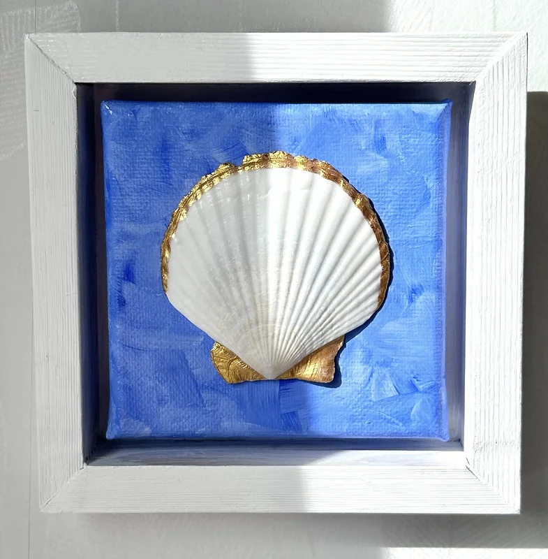 Akrylmålning FLOATING SEASHELL av Maja Johansson
