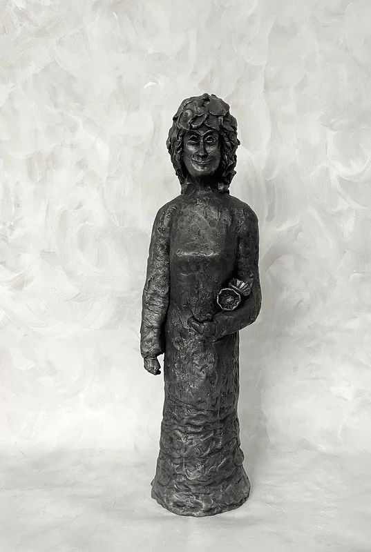 Skulptur Kvinnan med blommor av Margit Bylund