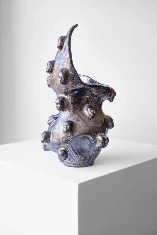 Skulptur Thousand Woman av Rushe Berisha