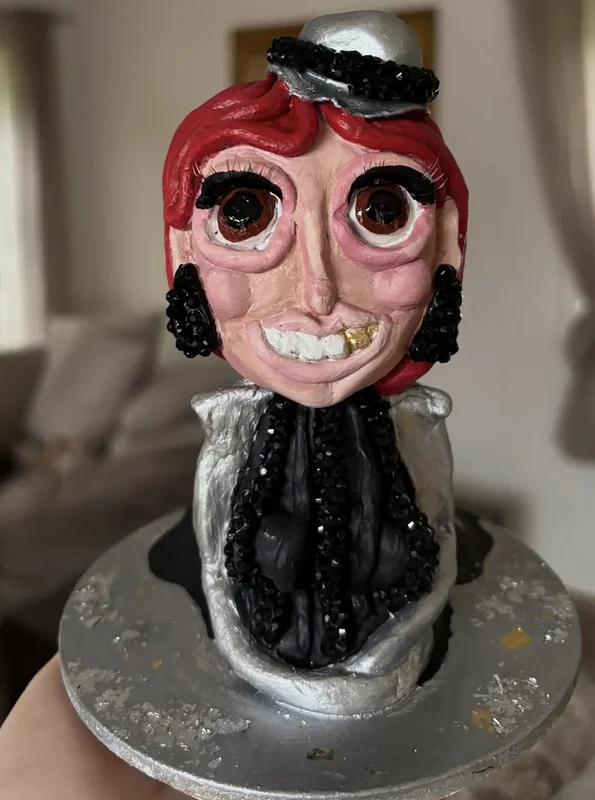 Skulptur The Lady In Black av Selin .S