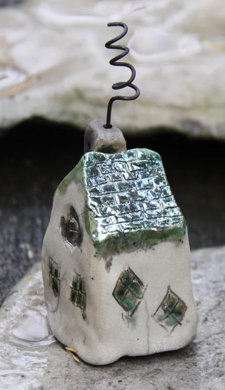 Skulptur Hus i Raku av Annadrejar Beckman